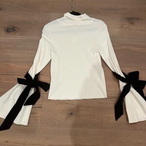 NWT-Anthropologie Cream sweater w. Bow bell Sleeves. Medium